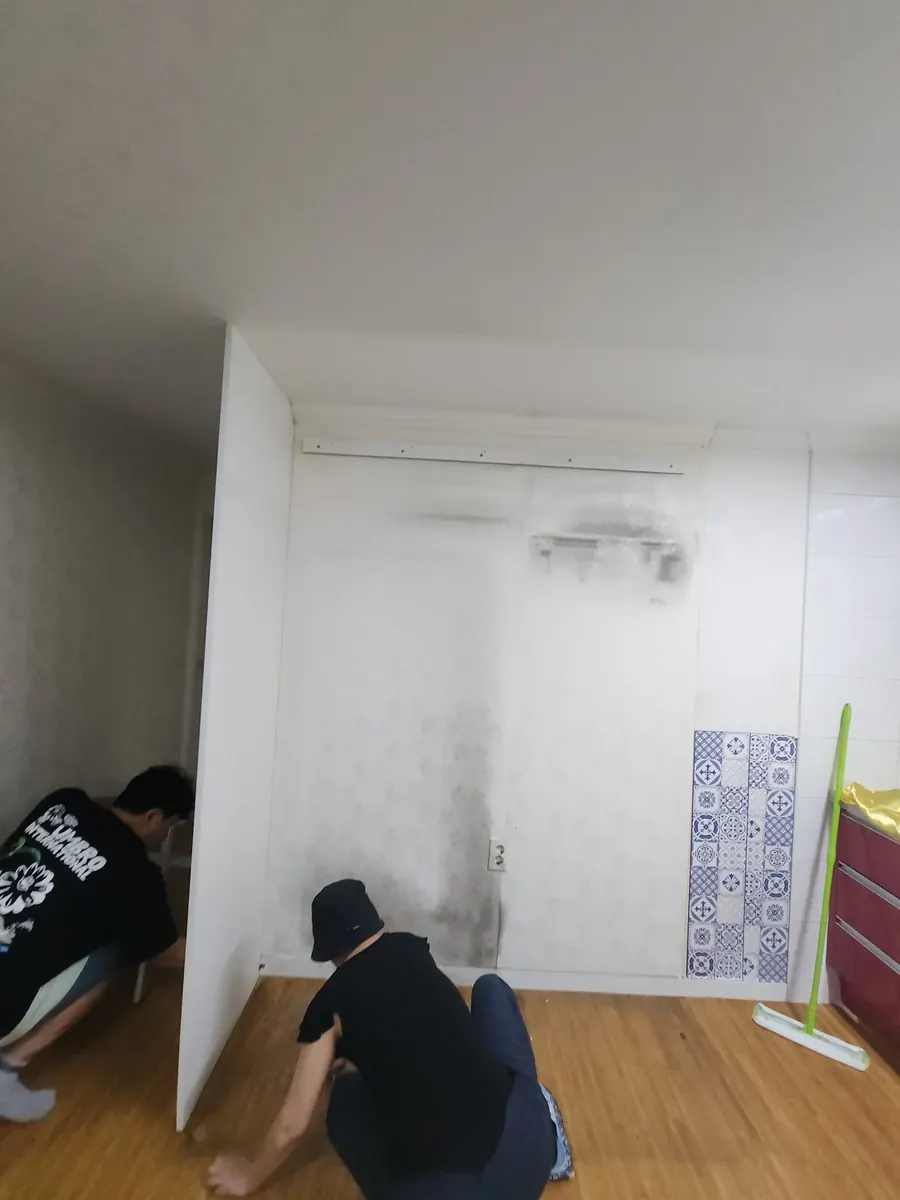 냉장고장 철거 도배 — 옆판을 떼는 작업