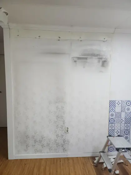냉장고장 철거 도배 — 냉장고장을 떼어 낸 벽