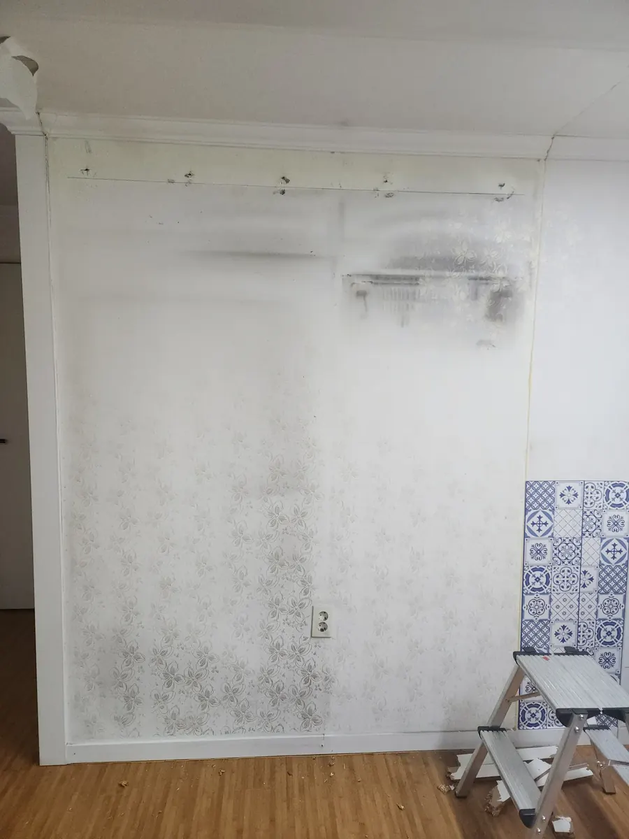 냉장고장 철거 도배 — 냉장고장을 떼어 낸 벽