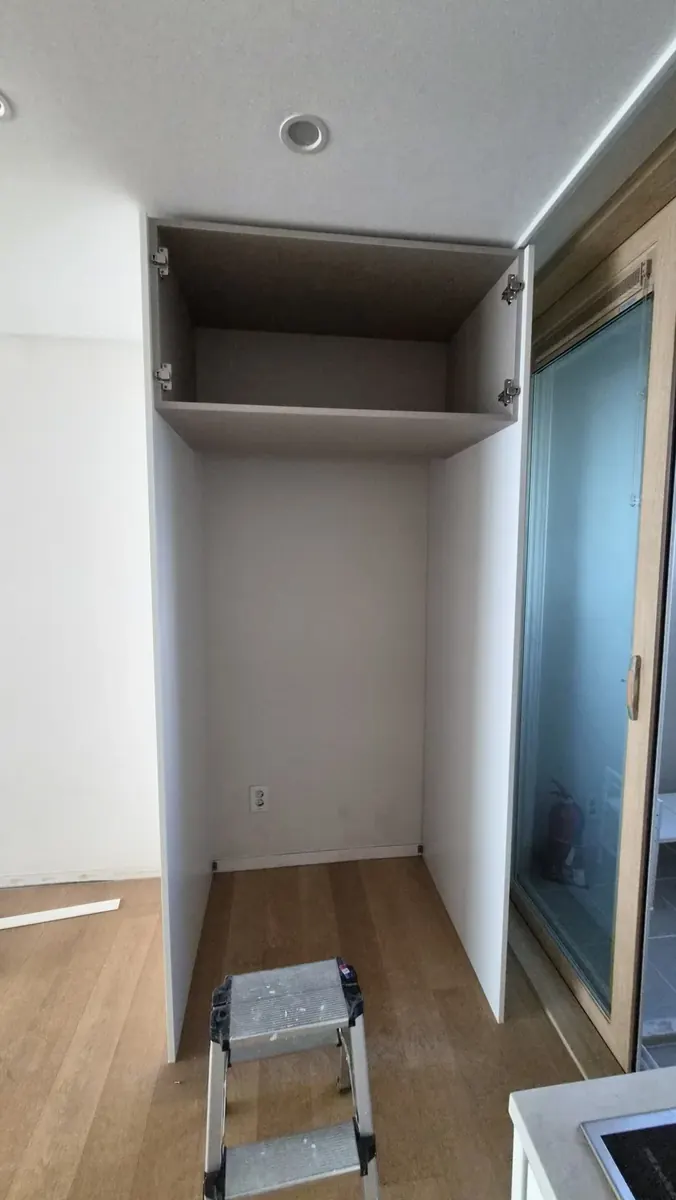 냉장고장 측면 철거 — 문짝을 뗀 상부장